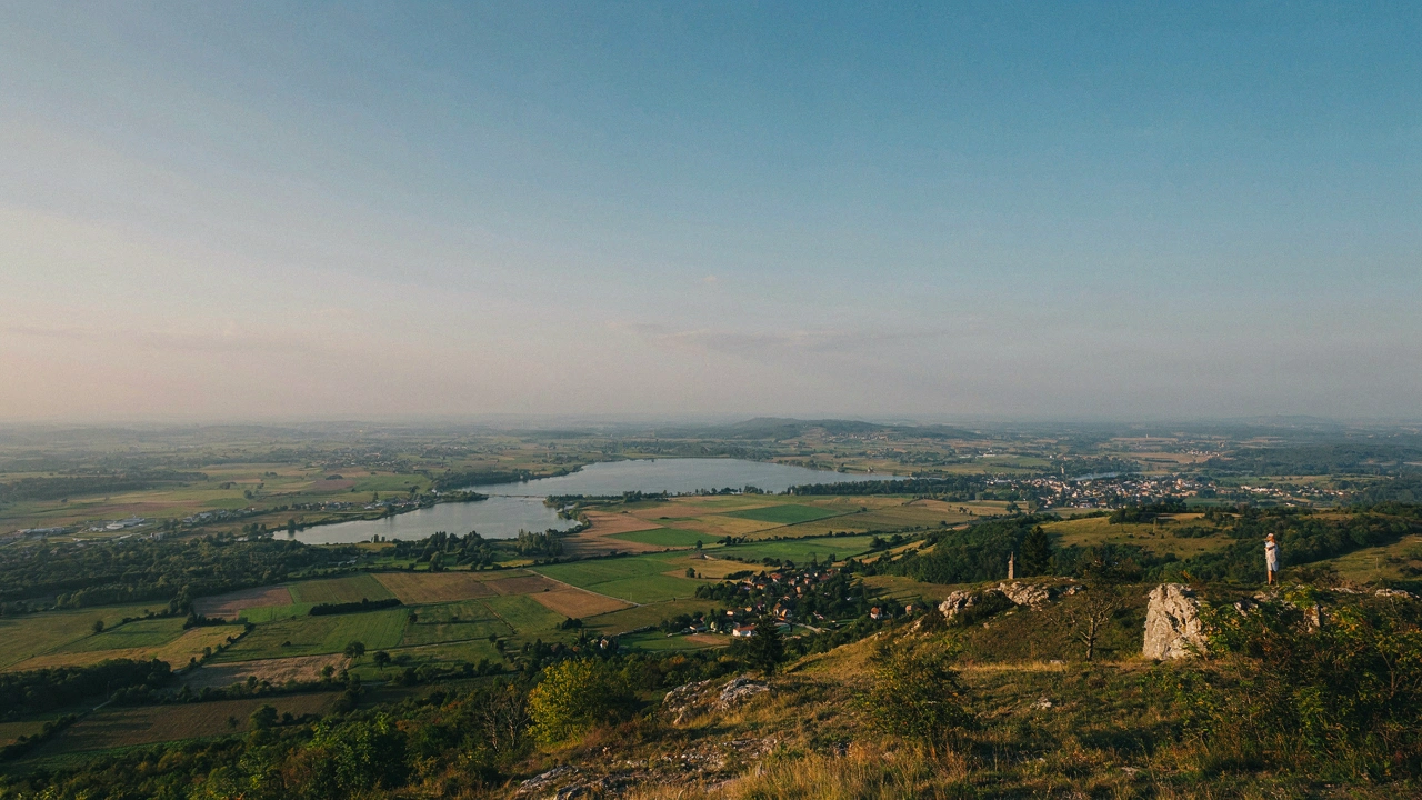 Panorama de la Woëvre et du lac de Madine vu depuis un belvédère, ciel d'après-midi